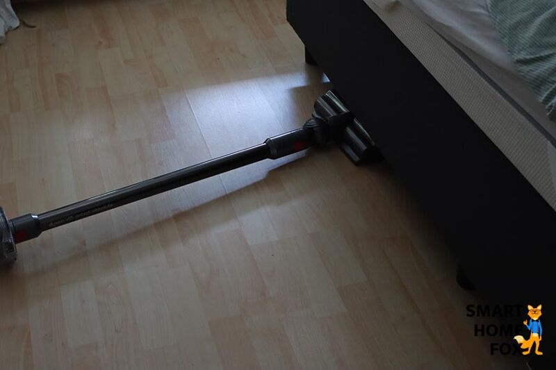Mit dem V15 unter den Möbeln saugen
